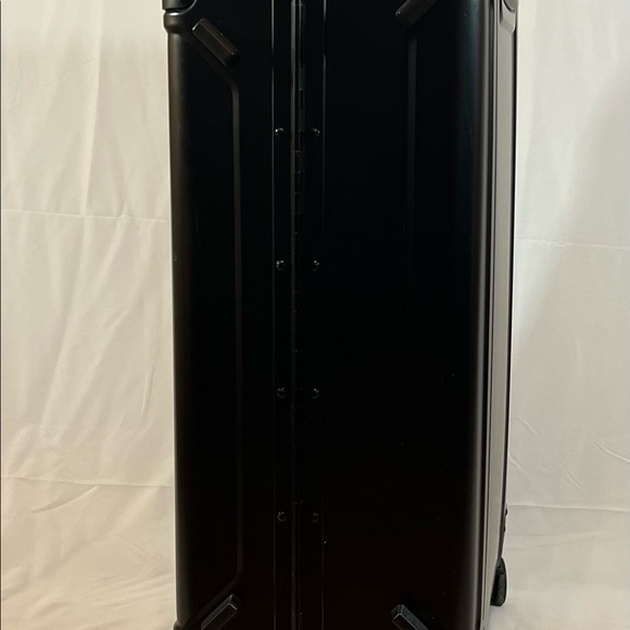 Zero Halliburton Matte Black Aluminium Suitcase 26” NWT $1743 - Picture 5 of 8